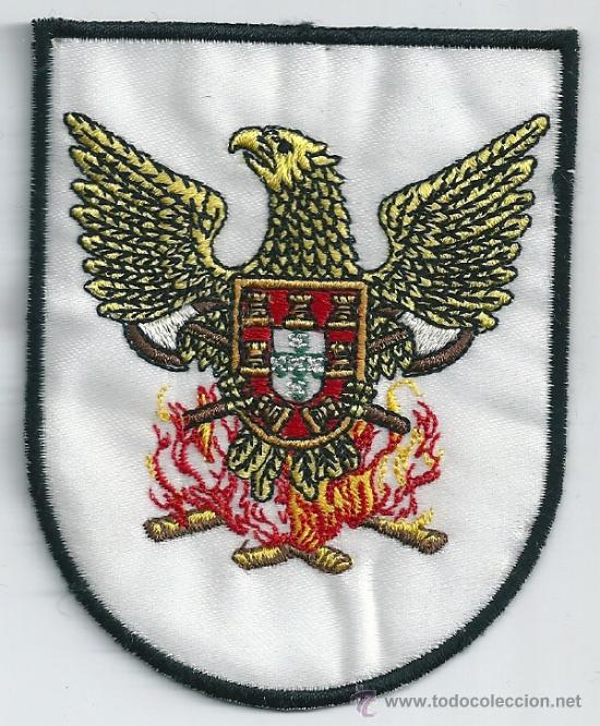Militaria: Portugal. Insignia de tela de los Bomberos Voluntarios.