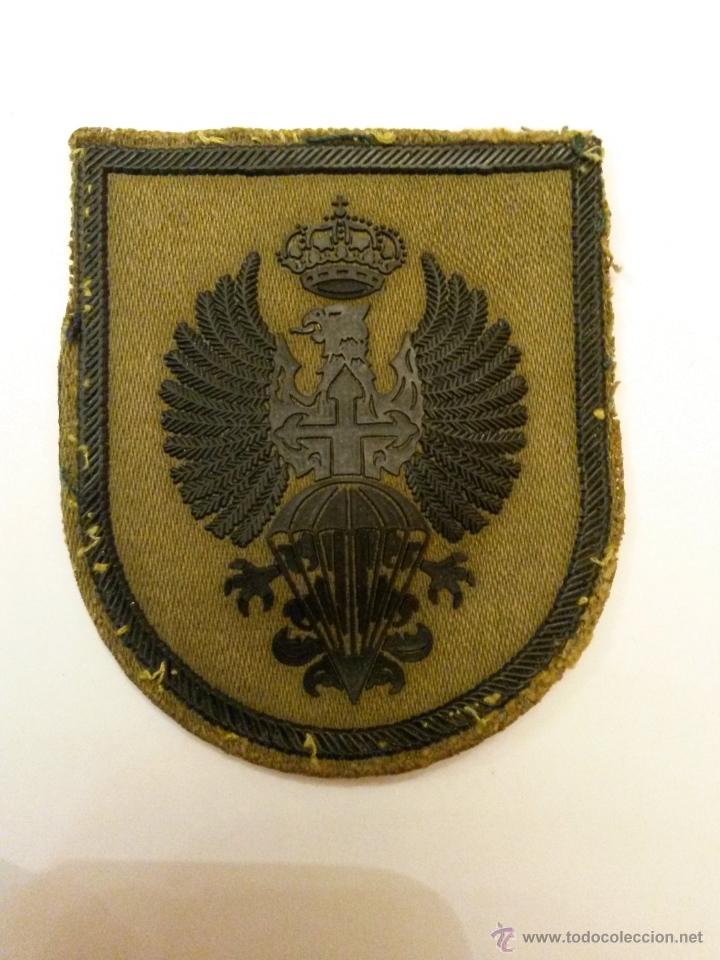 Military Antiques: Militar parche tela aguila negra con cruz negra y paracaidas 6,5 x 7,5 cms