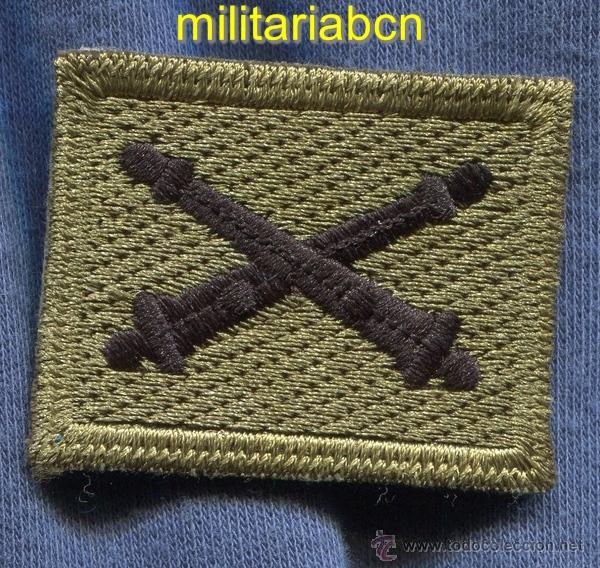 Militaria: Ecuador. Insignia Artiller&iacute;a en tela.