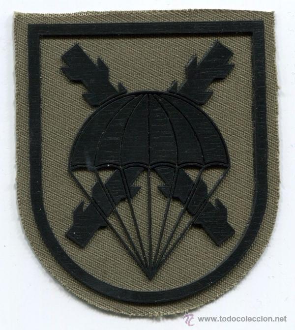 Military Antiques: Insignia Brigada Paracaidista Almog&aacute;vares. Pl&aacute;stico sobre tela.