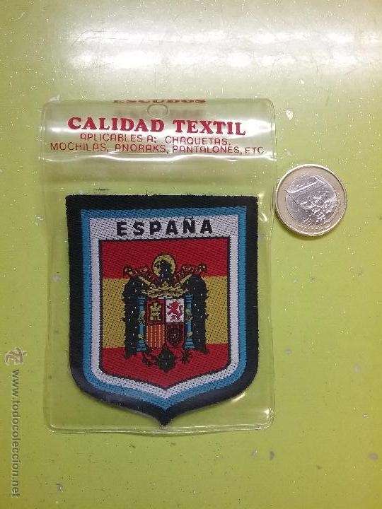Militaria: ESCUDO DE TELA CON LA BANDERA FRANQUISTA - ESPA&Ntilde;A - FRANCO