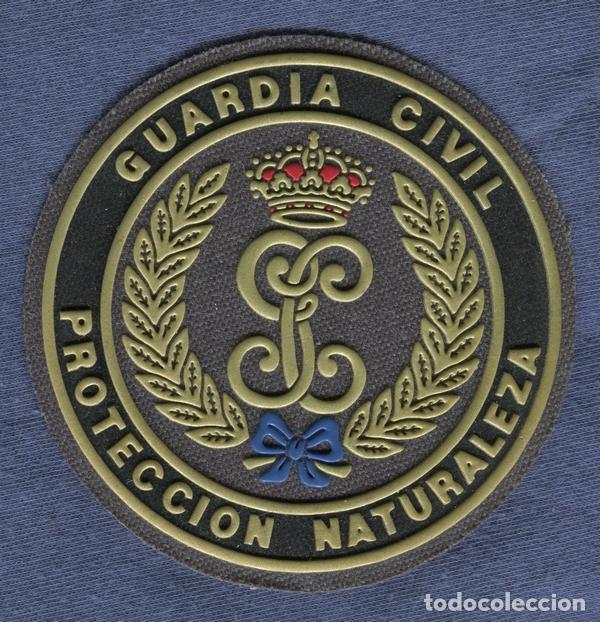 Militaria: Guardia Civil.  Protecci&oacute;n Naturaleza.  Insignia en pl&aacute;stico inyectado.