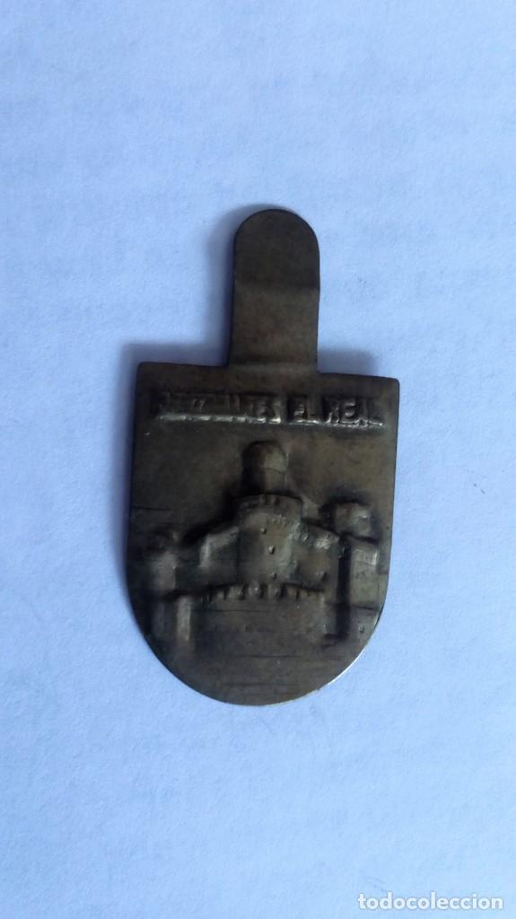 Militaria: ANTIGUO EMBLEMA METALICO AUXILIO SOCIAL, MANZANARES EL REAL