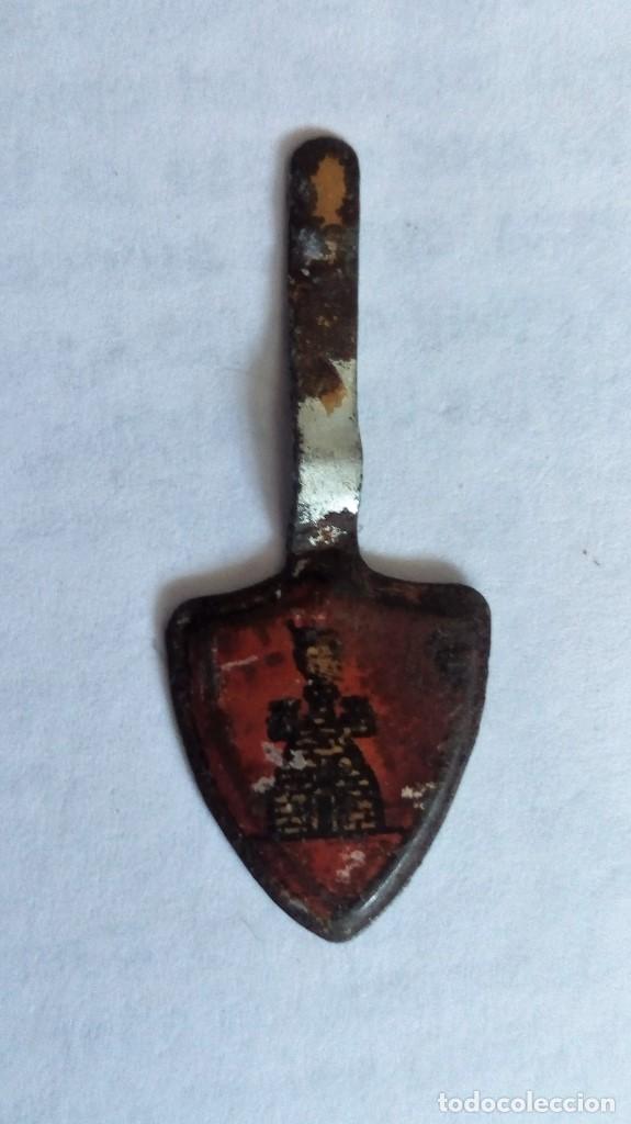 Militaria: ANTIGUO EMBLEMA METALICO AUXILIO SOCIAL, COLOREADO