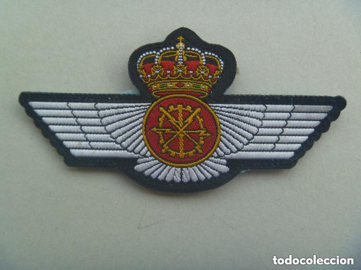 Militaria: AVIACION : ROKISKI , EMBLEMA DE PECHO DE MECANICO DE RADIO . EPOCA DE LA MONARQUIA.