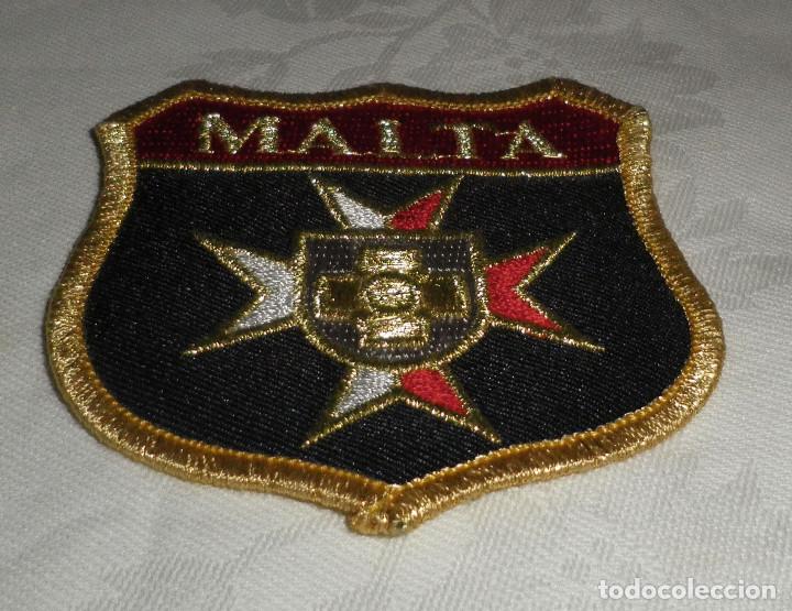 Militaria: parche de tela con la cruz de malta nuevo sin uso