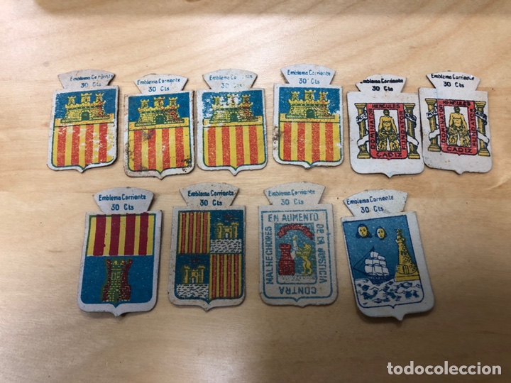 Military Antiques: Lote de 10. Auxilio social. Emblema corriente. 30 cts.