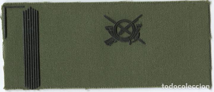 Militaria: Espa&ntilde;a. Divisa o graduaci&oacute;n del Ej&eacute;rcito. Infanter&iacute;a. Soldado.