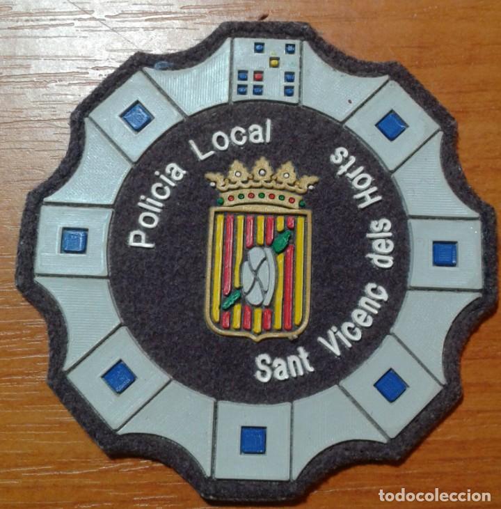 Militaria: PARCHE POLICIA LOCAL SANT VICENT DE L&acute;HORT, APLICACIONES DE PLASTICO SOBRE TELA.