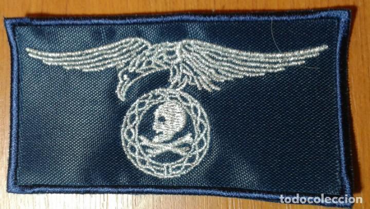 Militaria: PARCHE ,AGUILA Y CALAVERA, HILO DE PLATA BORDADO, MODELO &Uacute;NICO.