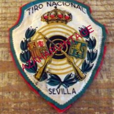 Militaria: ANTIGUO EMBLEMA EN TELA, TIRO NACIONAL, REPRESENTACION DE SEVILLA, 75X90MM