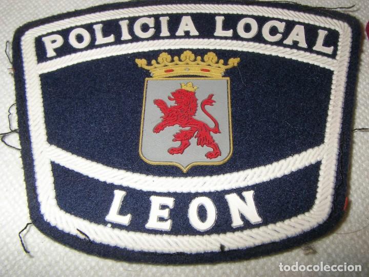 Military Antiques: Parche o emblema de la polic&iacute;a local de Le&oacute;n.