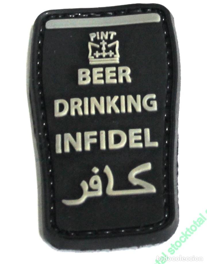 Militaria: parche goma sujecion velcro - beer drinking infidel -5x2,5 cms