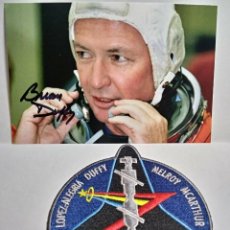 Militaria: FOTOGRAFIA FIRMADA POR EL ASTRONAUTA BRIAN DUFFY NASA STS-72 1996 MAS PARCHE DE LA MISION. Lote 204202303