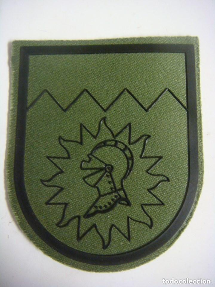 Military Antiques: PARCHE DE TELA ESCUDO