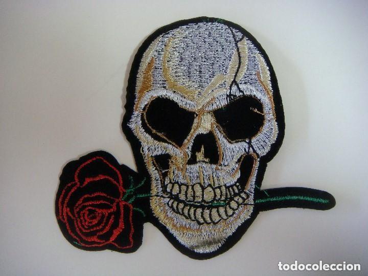 Military Antiques: PARCHE DE TELA DE UNA CALAVERA CON UNA FLOR