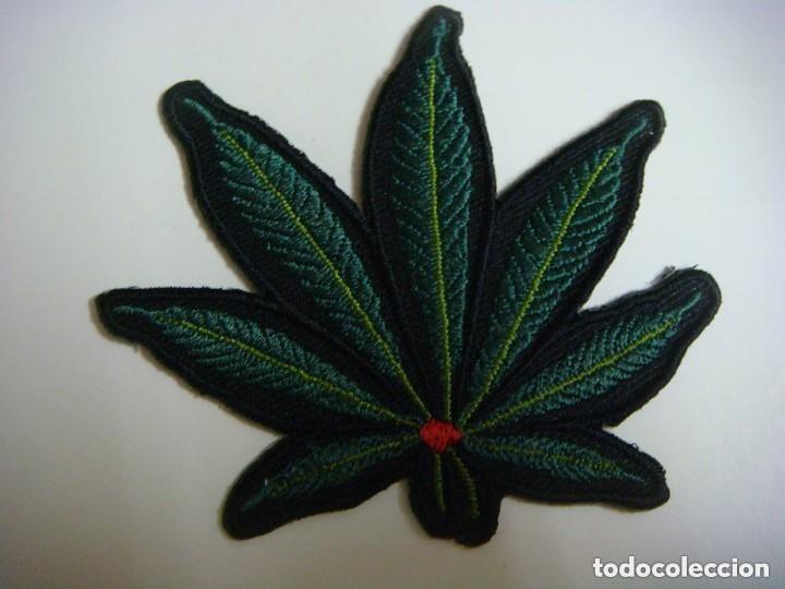 Military Antiques: PARCHE DE TELA FLOR MARIGUANA