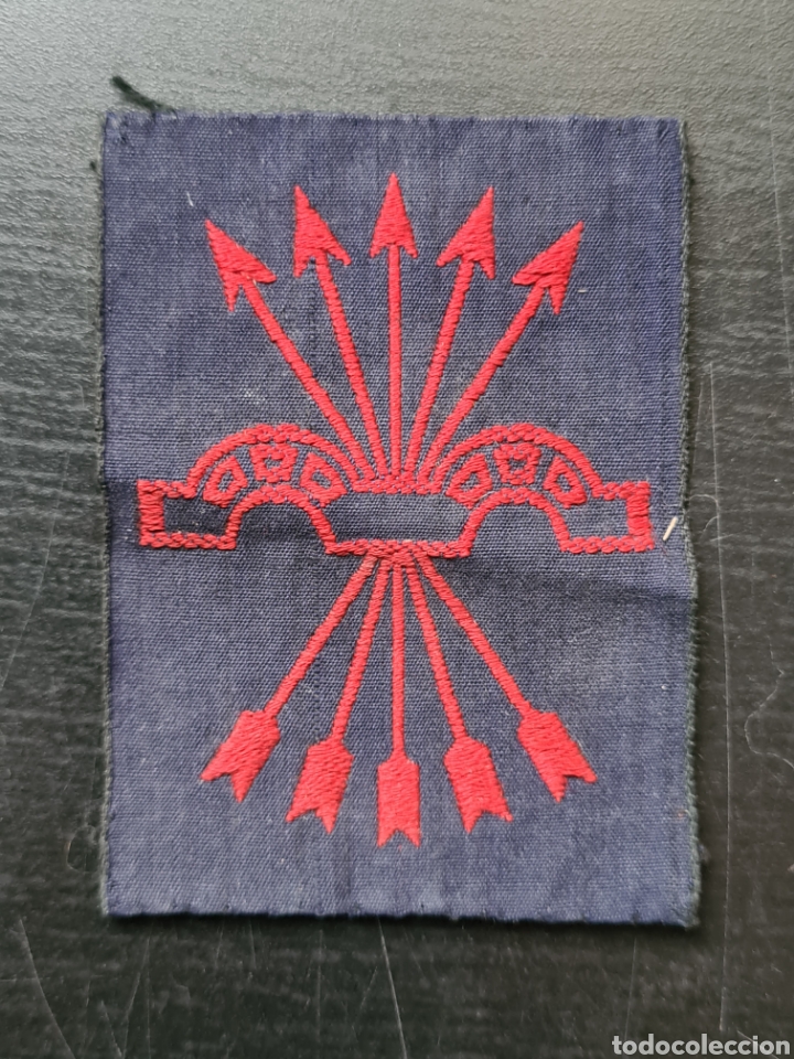 Military Antiques: Parche bordado de tela Falange - Distintivo Yugo y Flechas
