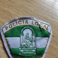 Militaria: ESCUDO DE BRAZO POLICÍA LOCAL BENALMÁDENA
