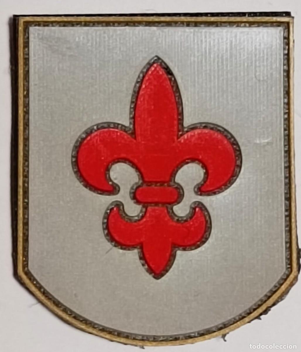 Military Antiques: PARCHE EMBLEMA PL&Aacute;STICO INYECTADO A COLOR DE LA PRIMERA BANDERA PARACAIDISTA 4,5&times;3,5 CMS