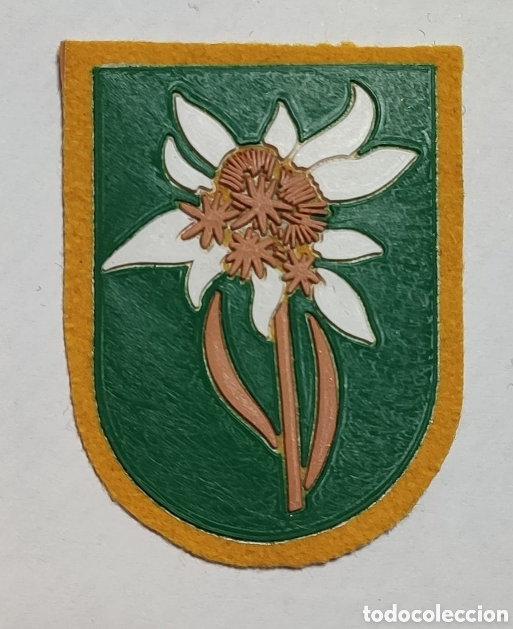 Militaria: PARCHE EMBLEMA DE PECHO MONTA&Ntilde;A FONDO AMARILLO FLOR EDELWEIS