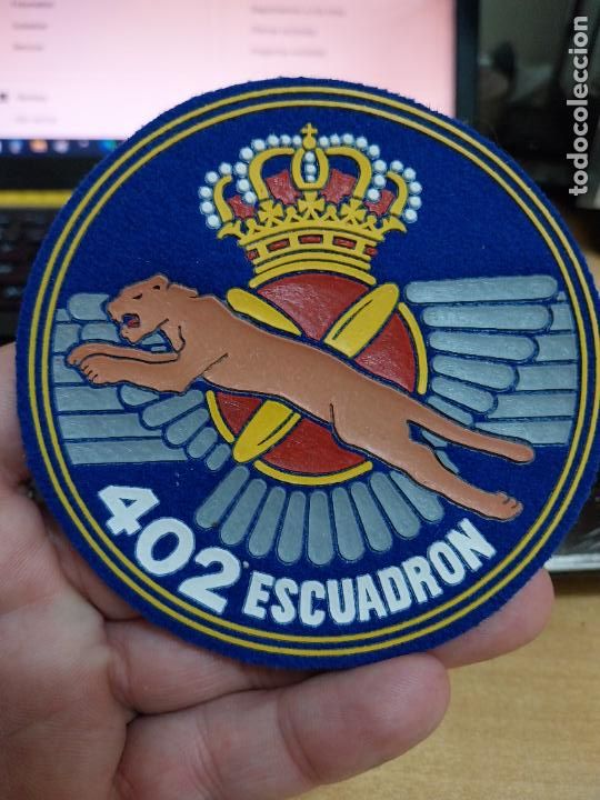 Militaria: ESCUADRON 402 EJERCITO AIRE ALA PARCHE TELA CAUCHO 9,5CM ALTO MILITAR FELINO SOBRE HELICES