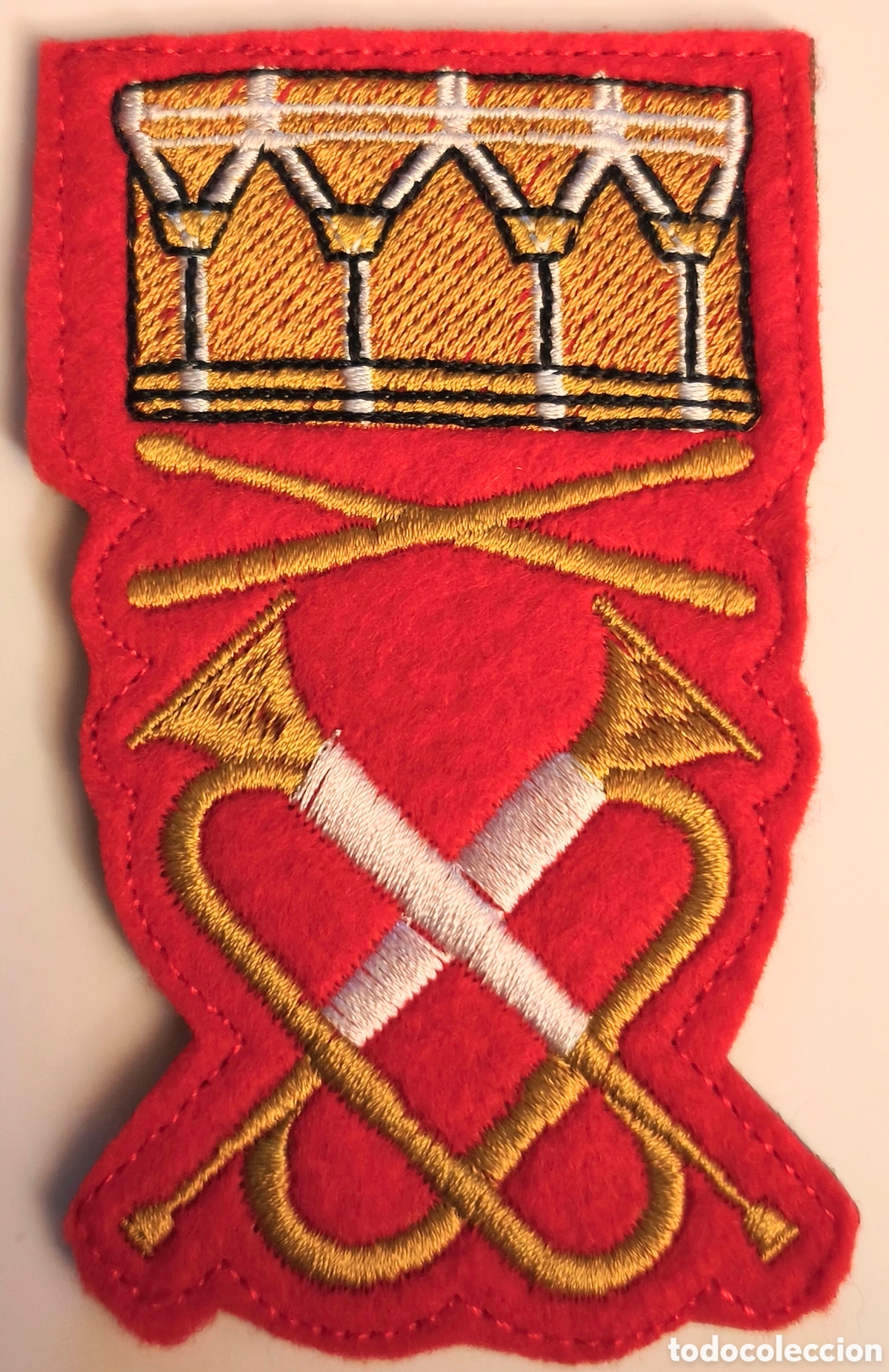 Militaria: PARCHE EMBLEMA DE BRAZO BORDADO A COLOR TROMPETAS Y TAMBORES GFRI 52 CON VELCRO 10,5&times;6,5 CMS