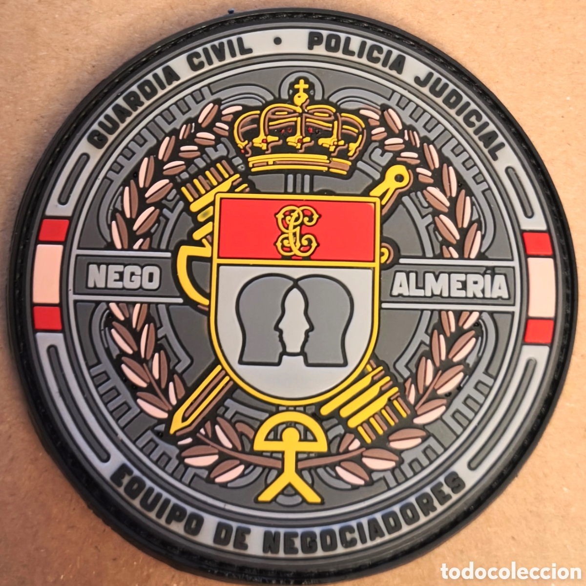 Militaria: PARCHE EMBLEMA DE BRAZO GOMA INYECTADA A COLOR CON VELCRO POLICIA JUDICIAL NEGOCIADORES ALMER&Iacute;A