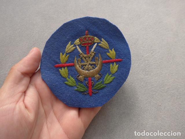 Militaria: Antiguo parche bordado de regulares con laureada, original.