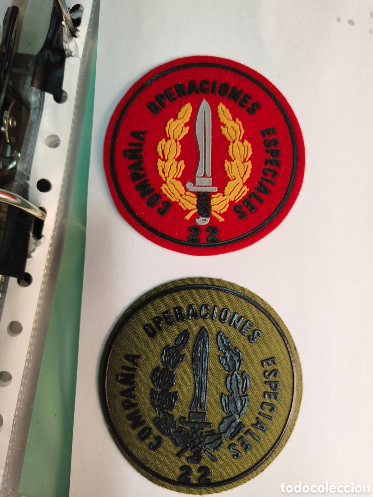 Militaria: 2 emblemas de la coe 22