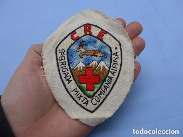 Militaria: Antiguo parche de la 9 brigada mixta compa&ntilde;ia alpina, cruz roja, original.