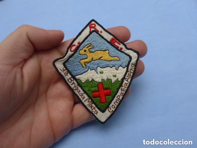 Militaria: Antiguo parche de la 9 brigada mixta compa&ntilde;ia alpina, cruz roja, original.