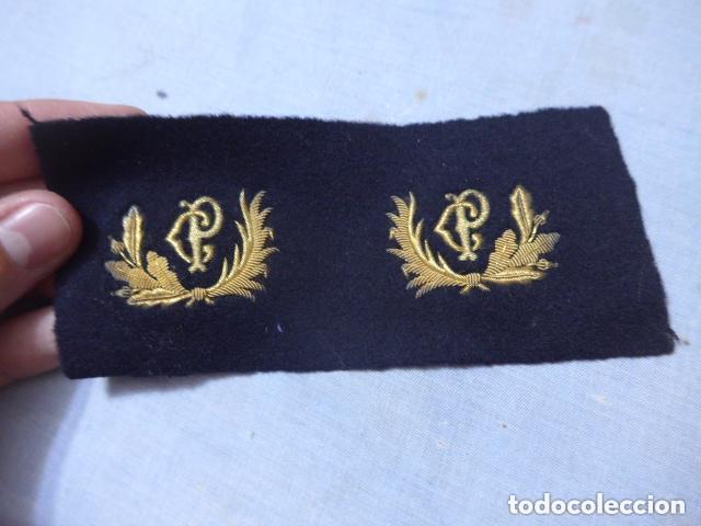 Militaria: Antiguo parche bordado de cuello de cuerpo de prisiones, emblemas de Alfonso XIII o Republica.