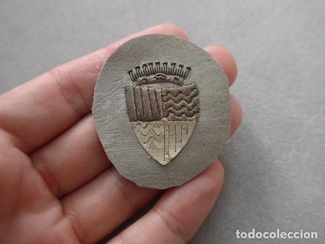 Militaria: Antiguo parche bordado en hilo de plata del Escudo de Badalona, original