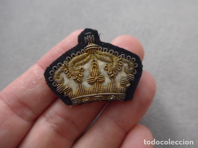 Militaria: Antiguo parche bordado de una corona alfonsina, original de Alfonso XIII.