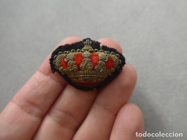 Militaria: Antiguo parche bordado de una corona alfonsina, original de Alfonso XIII.