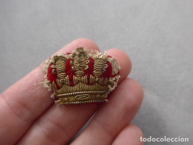 Militaria: Antiguo parche bordado de una corona alfonsina, original de Alfonso XIII.