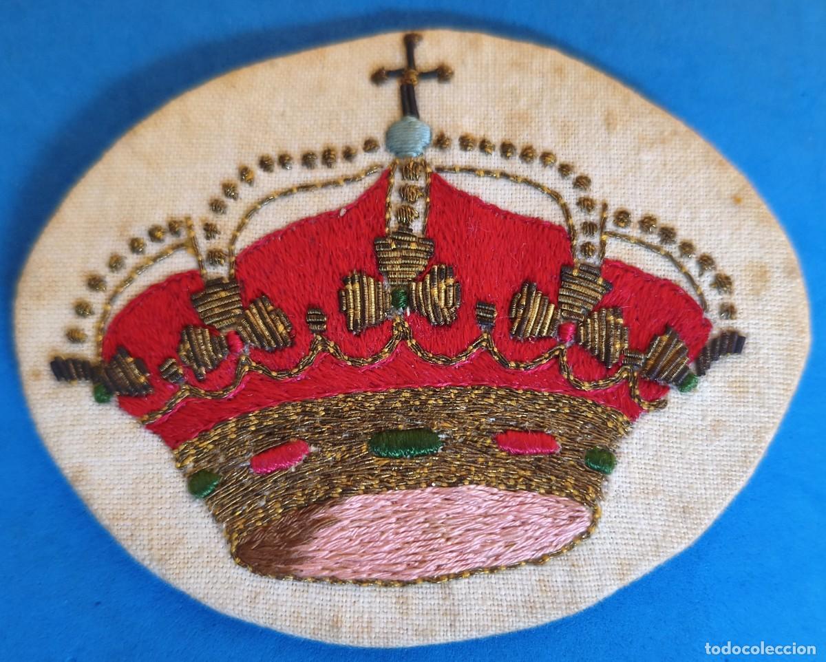Militaria: Distintivo / emblema. Corona Real. Sin M&aacute;s datos.