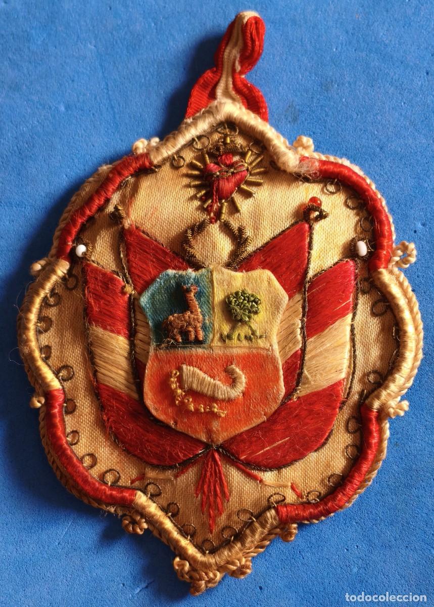 Militaria: Curioso detente con escudo de armas del Per&uacute;. Bordado