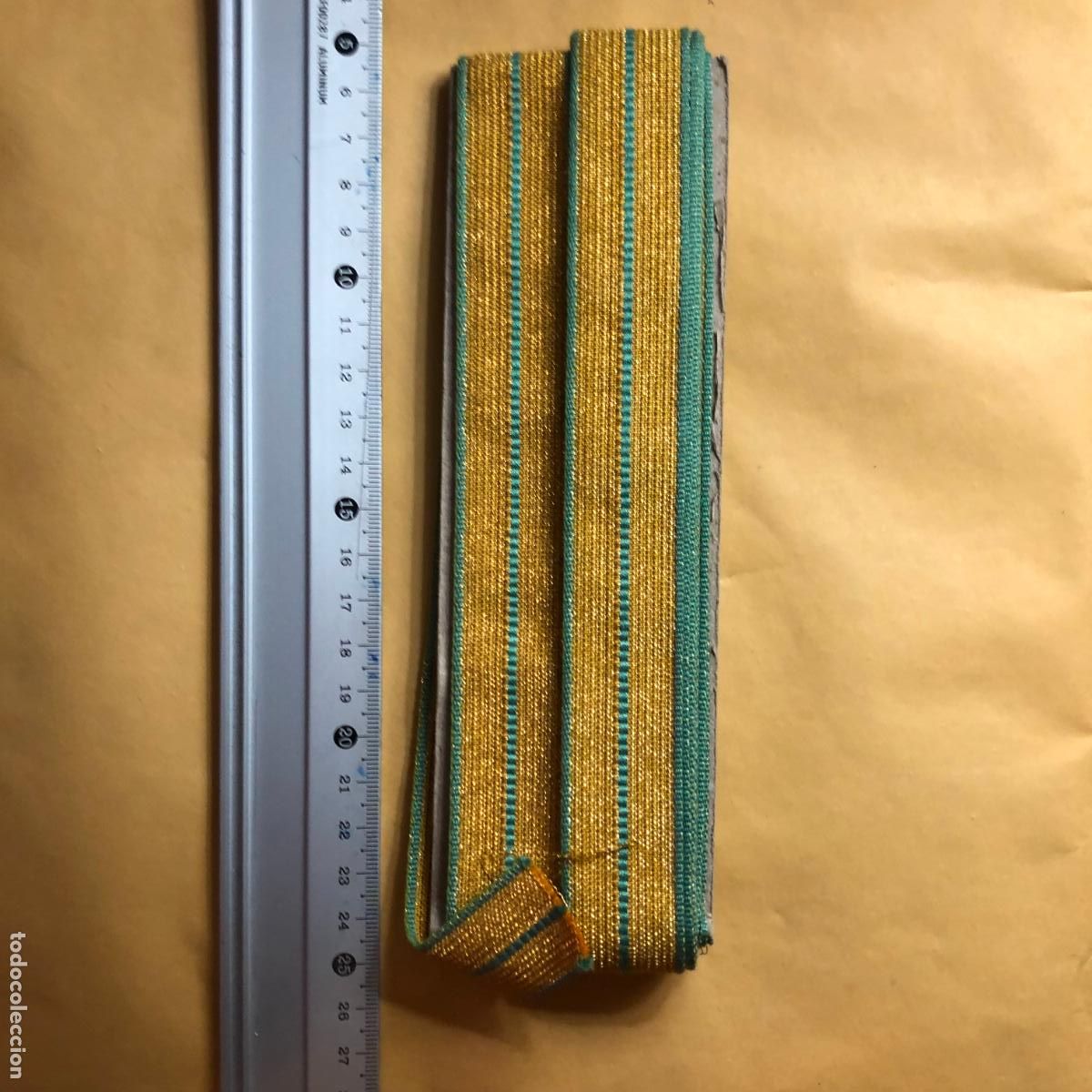 Militaria: GAL&Oacute;N BRIGADA, PAN ORO BORDES VERDES , CORTE 50 cm.