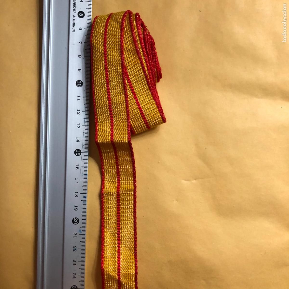 Militaria: GAL&Oacute;N BRIGADA, PAN PLATA BORDES ROJOS, CORTE 50 cm.