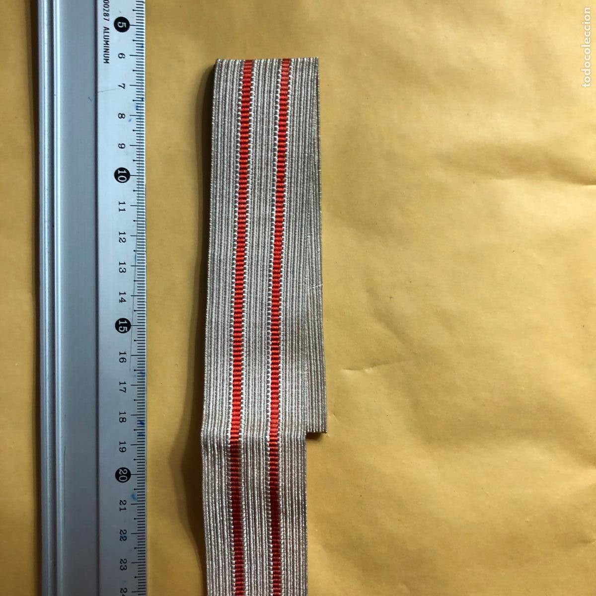 Militaria: GAL&Oacute;N SARGENTO, PAN PLATA, 26 mm. ANCHO, CORTE 50 cm.