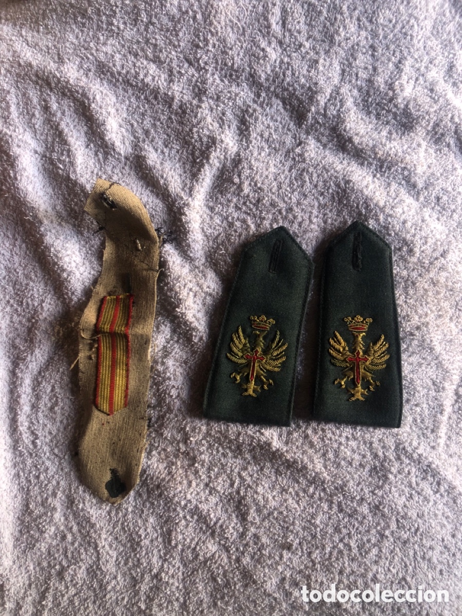 Militaria: ANTIGUA PAREJA DE HOMBRERAS FRANCO EJ&Eacute;RCITO ESPA&Ntilde;OL. BORDADO ORO. INFANTER&Iacute;A.