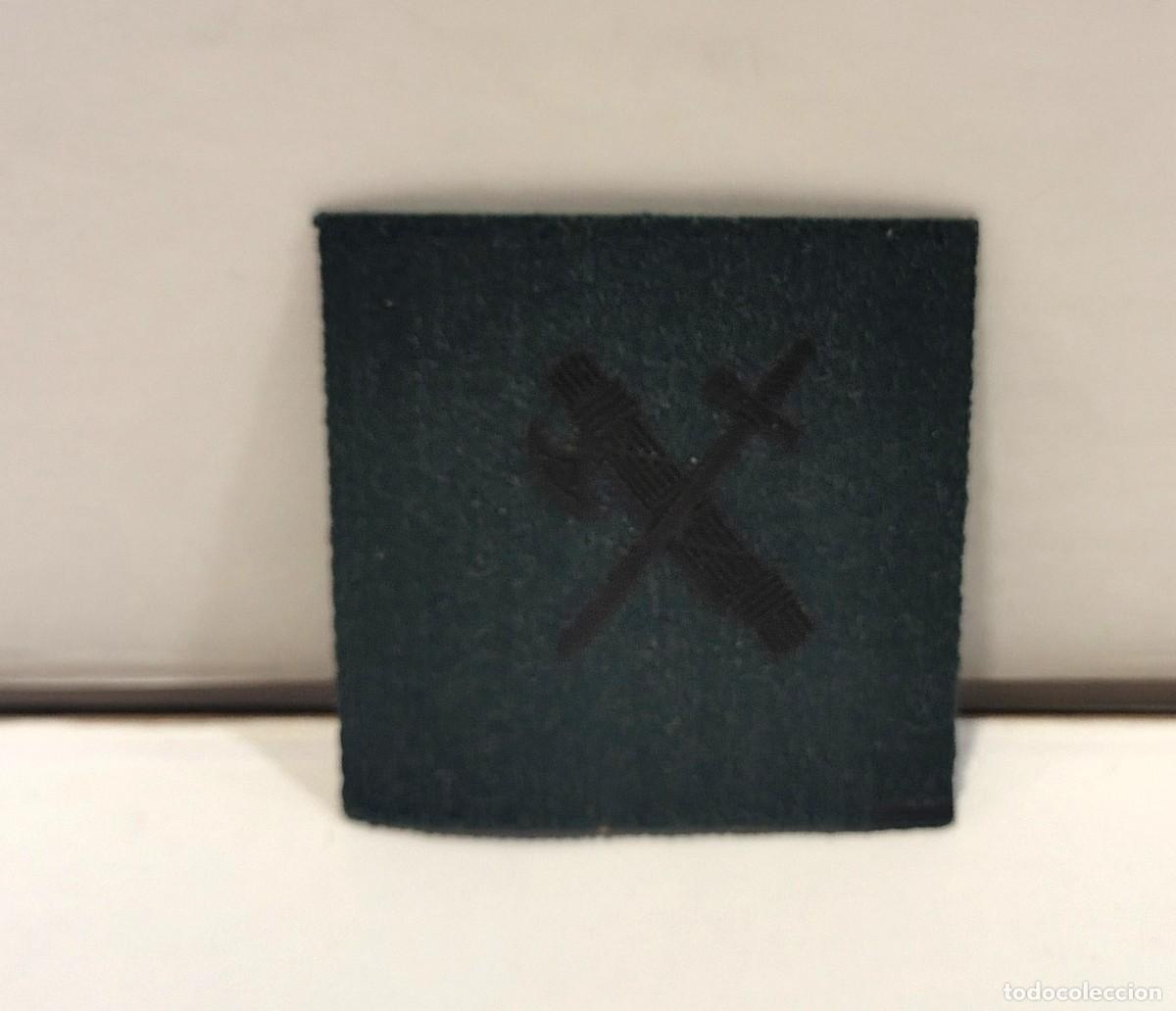 Militaria: Emblema t&aacute;ctico de cuello / solapa. Guardia Civil. Baja visibilidad (Bordado negro s/ verde). C012