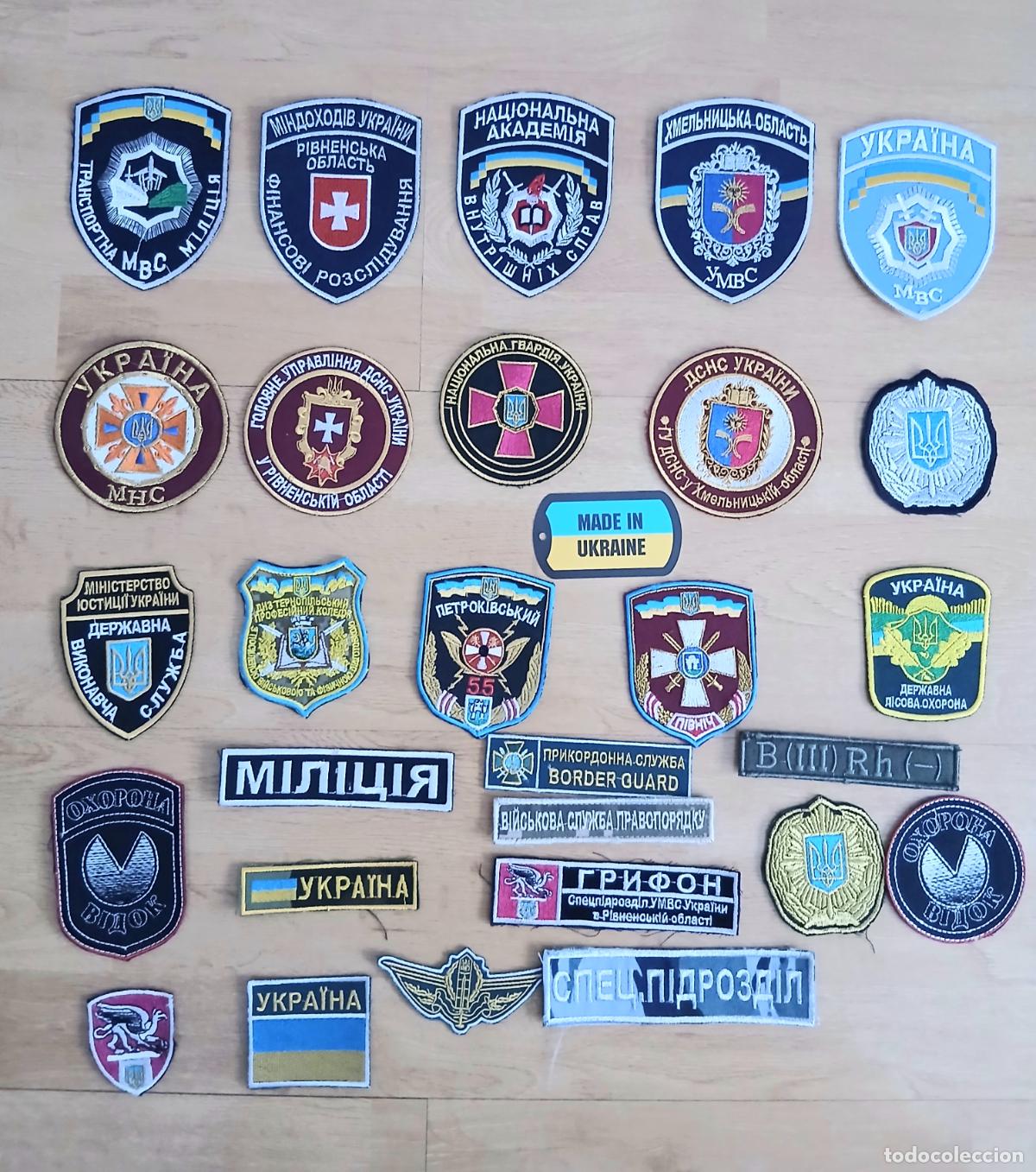 Militaria: Conjunto de 19 parches de tela con diversos emblemas y distintivos de instituciones ucranianas.