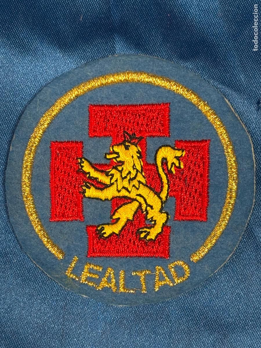 Militaria: Cruz potenzada de la OJE sobre parche de tela con el lema lealtad