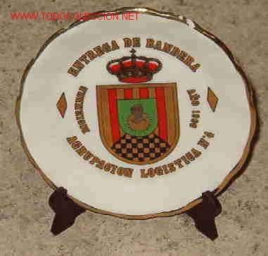 Military Antiques: Plato en miniatura con peana, Entrega de bandera.