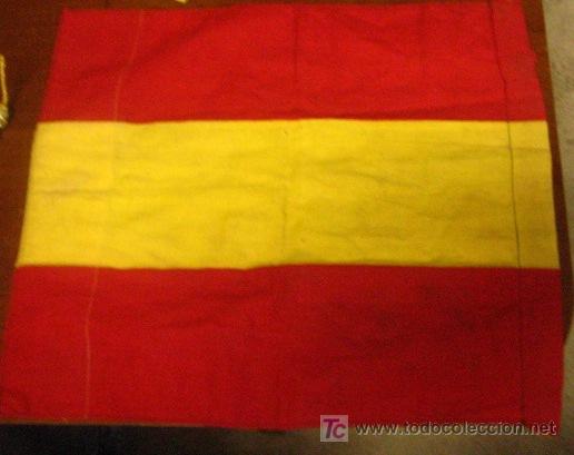 Militaria: Banderita de 34 x 39 cms aprox.
