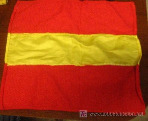 Militaria: Banderita de 32 x 31 cms aprox.