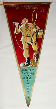 Military Antiques: ANTIGUO BANDERIN 1960 . ESCUELA DE APLICACION Y TIRO DE INFANTERIA - IV CURSO DE APTITUD PARA ASCENS